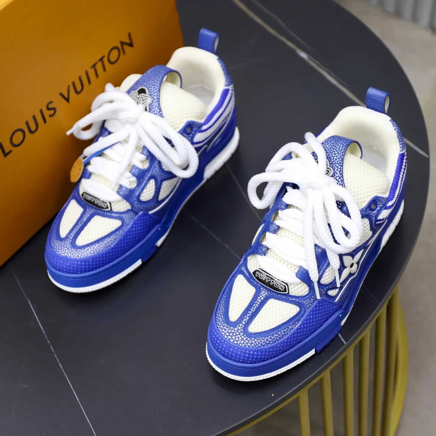 Ex-factory price: 860💰LV Couple👫Louis Vuitton TRAINER sneakers classic Louis Vuitton men's artistic director Virgil Abloh picked inspiration to create this LV Trainer sneaker. Yingze crystal inlays present a colorful effect. VS can be matched with two gorgeous effect colors. The LV letter logo badge on the tongue is gorgeous and noble. The LV letter is decorated on the side. The outsole is decorated with a Monogram flower pattern. It shows the trend of elegance and nobility! Men's and women's models: 35-46